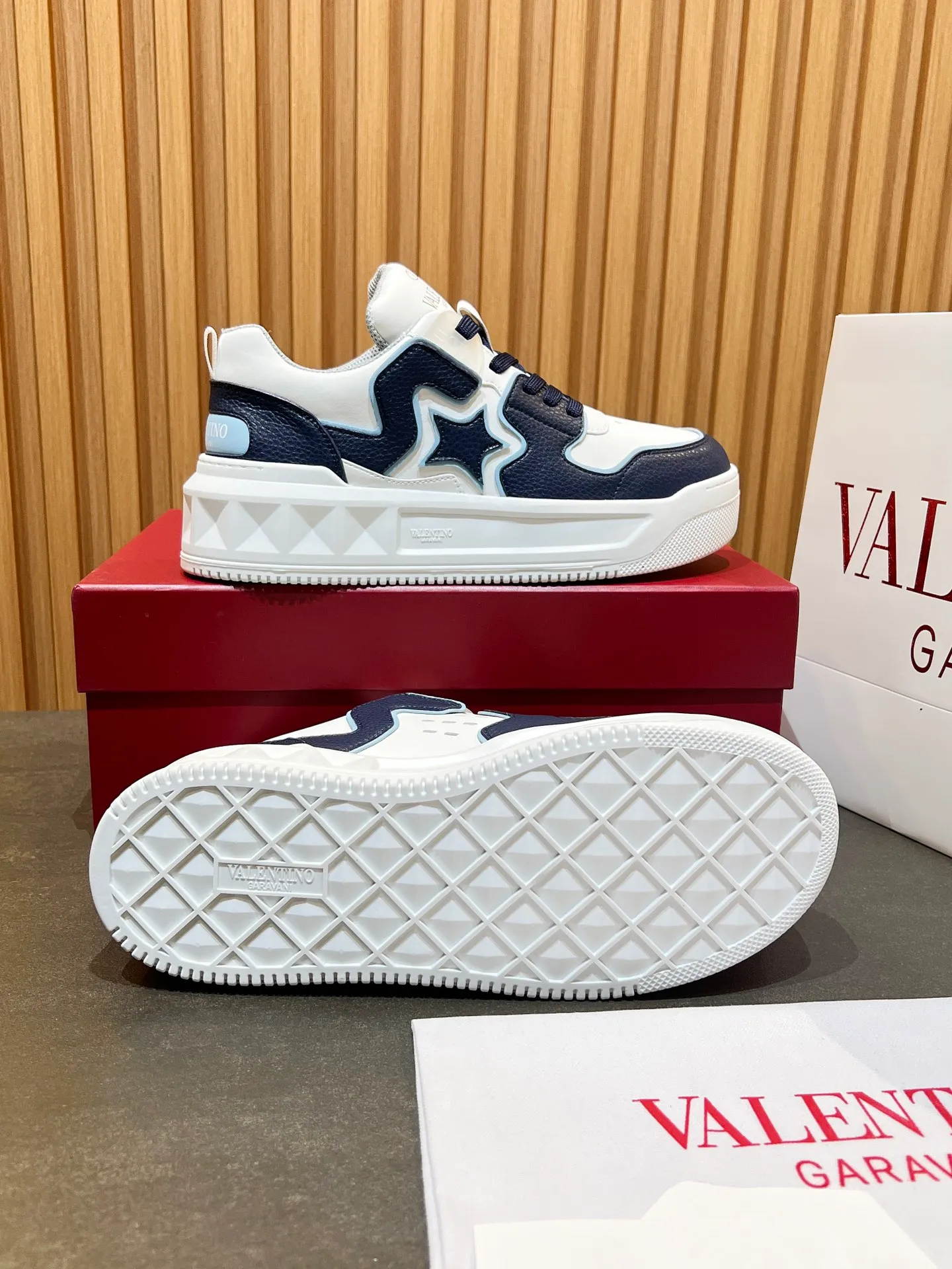 👟👟Ex-factory price 660👟👟 𝑽𝒂𝒍𝒆𝒏𝒕𝒊𝒏𝒐Valentino 𝑶𝒏𝒆𝑺𝒕𝒖𝒅 Couple casual sports shoes series Valentino 2024 new couple sports shoes are on sale. The original ZP was purchased and dismantled. Repeated pattern making and modification. I tried my best to restore it one to one! Top luxury masterpiece Signature five-pointed star design Soft and comfortable genuine leather with contrasting colors brings excellent and elegant texture and excellent on-foot comfort Top purchasing version upper: imported calfskin surface/original oil edge craftsmanship Outsole: original development 𝐓𝐏𝐔 two-color combination outsole Packaging: original configuration complete package Code number: 34-𝟒𝟓